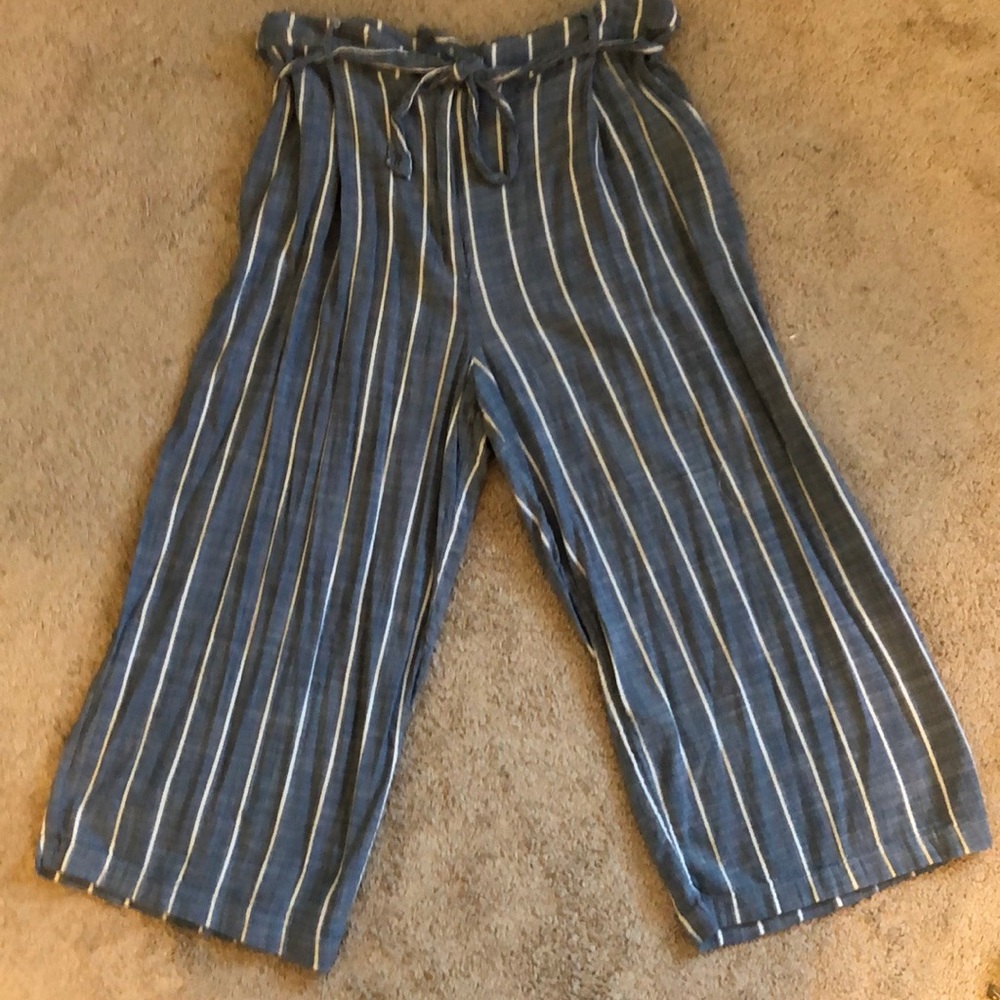 Plus size! Wide-legged Capri linen pants.